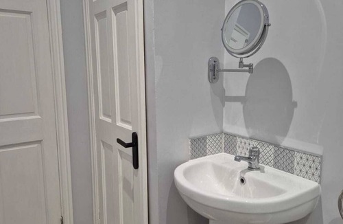 Richmond Apartment | Dots Place - Cosy Comfortable Apartment with Parking Space