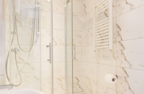 King's Cross House | Double Room - Private Bathroom 9-12