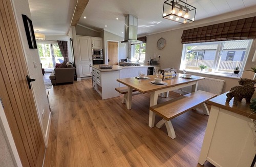 Ryther Cabin | Dragonfly Lodge - 2 Bedroom Lodge with Hot Tub