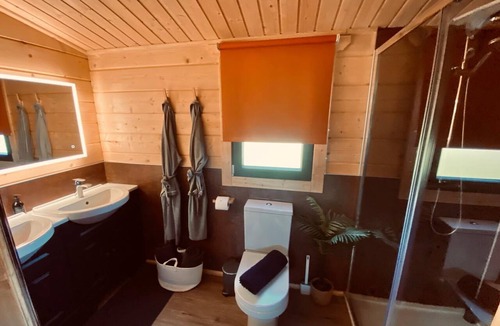 Arnold Cabin | Dreamy Lakeside Lodge | Couples Getaway | Wood-Fired Hot Tub under the Balcony!