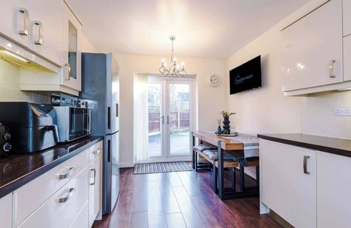 Manchester House | Driveway | Stylish 3Bedroom Home in Middleton