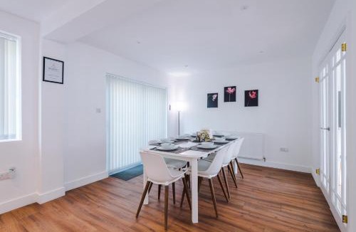 Trafford House | Driveway Stunning 3Bed Home In Sale Sleeps 7