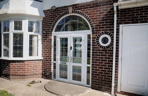 Dudley House | Dudley 6-Bed House, Sleeps 13 - Fams & Contractors