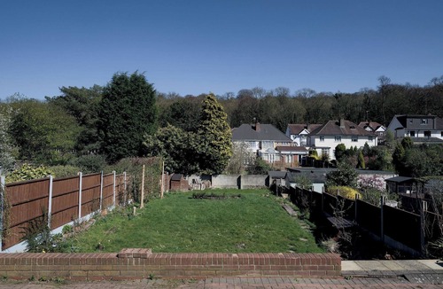 Dudley House | Dudley 6-Bed House, Sleeps 13 - Fams & Contractors