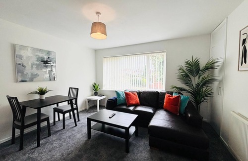 Dudley Apartment | Dudley Apartment with Parking