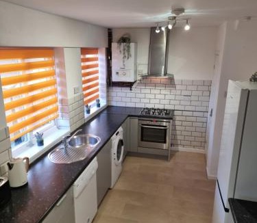 Newark upon Trent House | Dulverton house - 3 bed house/sleeps 6+ driveway+close to M1
