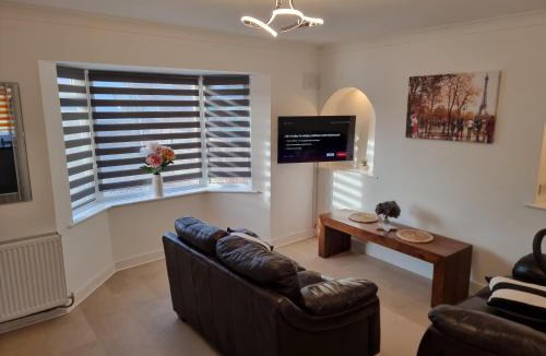 Newark upon Trent House | Dulverton house - 3 bed house/sleeps 6+ driveway+close to M1