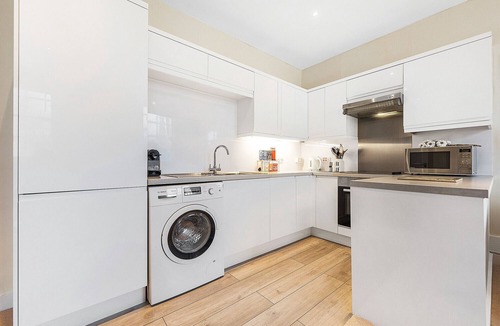 Warwick Apartment | Eclectic Art in Pimlico, by Veeve