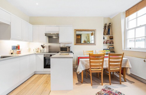 Warwick Apartment | Eclectic Art in Pimlico, by Veeve