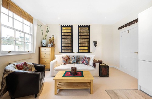 Warwick Apartment | Eclectic Art in Pimlico, by Veeve