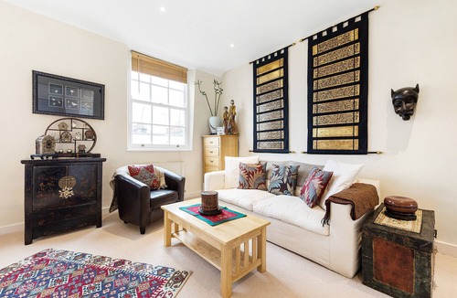 Warwick Apartment | Eclectic Art in Pimlico, by Veeve