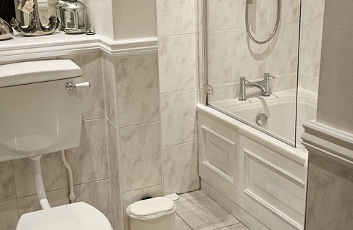 West End Apartment | Edinburgh City Centre Main Door Victorian Flat Spectacular Castle View