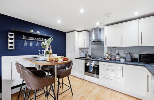 Fenny Stratford Apartment | Elegant 2-Bedroom Apartment Near the High Street Balcony Free Parking Sky TV Yoko Property