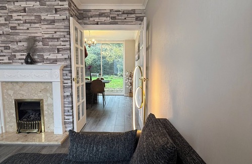 Shirley House | Elegant 3 BR | Family Contractor Stays | HS2 NEC Bham Apt | Discounts offered