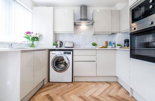 Oldbury House | Elegant 3BR Home , Families & Contractor Friendly , Parking & Wi-Fi