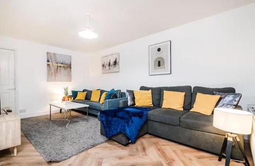 Oldbury House | Elegant 3BR Home , Families & Contractor Friendly , Parking & Wi-Fi