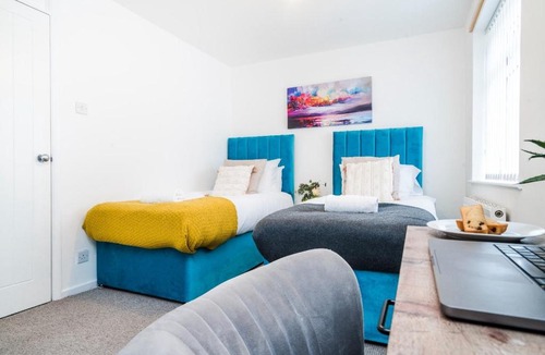 Oldbury House | Elegant 3BR Home , Families & Contractor Friendly , Parking & Wi-Fi