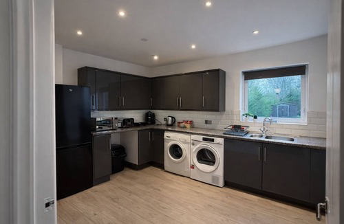 Shirley House | Elegant 3BR Sleep 7 HS2 Bhm Long Stays Parking 3
