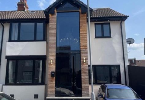 Luton House | Elegant 6 bedroom Family Home, 2x corner Jacuzzi bath in LUTON