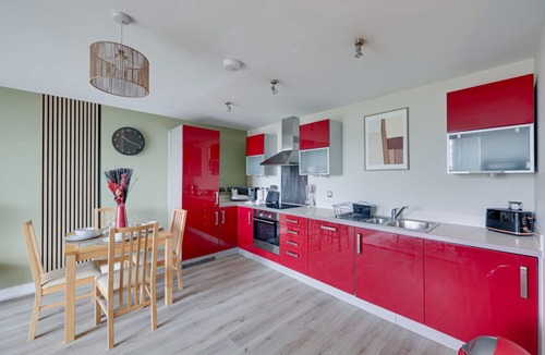 Central Milton Keynes Apartment | Elegant Apartment @ The Vizion City Centre Balcony Parking Super-Fast WiFi Yoko Property