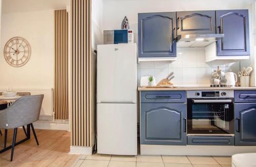 Sheffield House | Elegant City Retreat Free Parking 13 PPL