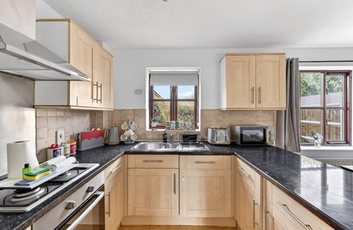 Milton Keynes House | Elegant Detached House City Centre Driveway Parking Smart TVs 750mbps+ WiFi Yoko Property