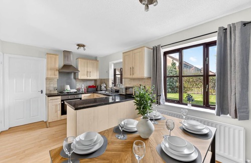 Milton Keynes House | Elegant Detached House City Centre Driveway Parking Smart TVs 750mbps+ WiFi Yoko Property