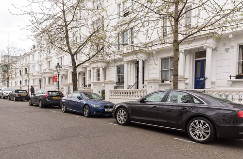 Campden Apartment | Elegant Kensington Apartment by Hyde Park