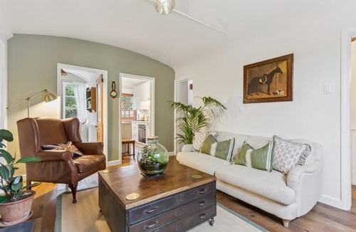 Windsor Apartment | Enchanting One-Bedroom Cottage Hideaway in Windsor - By Tempstay
