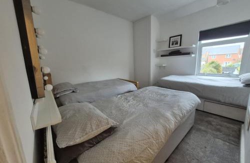 Enderby House | Enderby House sleeps 6 near M1 J21& M69