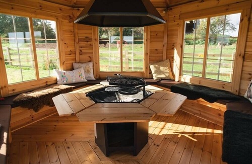 Tamworth Cabin | Ensuite Wooden Cabin With Hot Tub