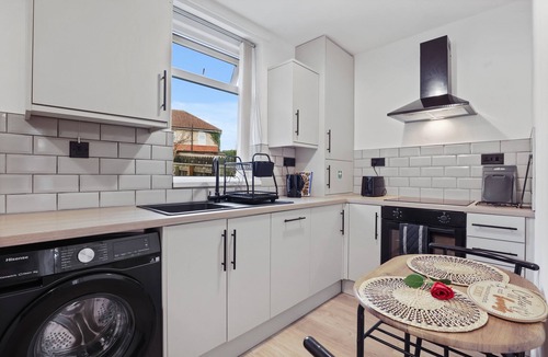Newcastle-upon-Tyne House | Equipped & Cozy: Fast WiFi, Smart TV, Full Kitchen