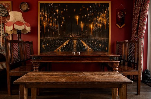 Abbots Langley House | Escape Ordinary, Enter Magical. The Lion's Den (Close to Warner Brothers Studio)