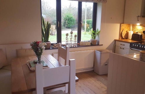 East Drayton Cottage | Escape to 'Woodpecker Cottage' at Hope Haven Retreat - Peace awaits!