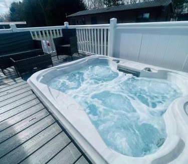 Pocklington Ski Chalet | Evergreen Lodge with Hot Tub