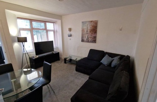 Kettering House | Excellent Location - 5 Bedroom House