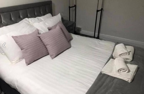 Kettering House | Excellent Location - 5 Bedroom House