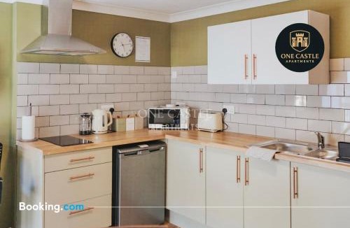 Spofforth Apartment | Exclusive Deals l Free Parking I Short term Booking l Sleeps Up to 6 l 3 Bed & 2 Bath I One Castle Apartments Short-lets and Serviced Accommodation