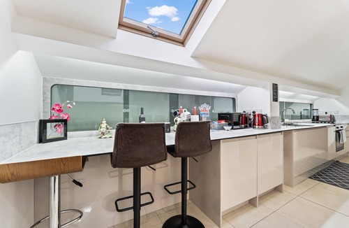 Smethwick Apartment | Exquisite 2-bedroom Penthouse -Sleeps 7-Free Parking+ Workspace + Wi-Fi