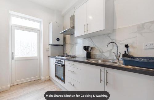 Luton Apartment | F3 Modern Studio Flat - Prime TV - Parking - Wi-Fi