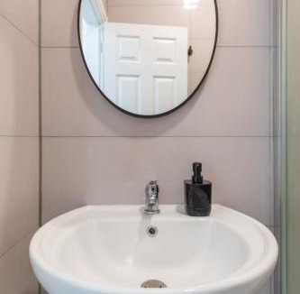 Luton Apartment | F3 Modern Studio Flat - Prime TV - Parking - Wi-Fi