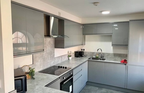 Smethwick Apartment | Falcon Crest Lodge | Sleeps 7 |Wi-Fi |Free Parking