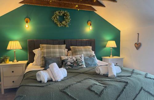 Stamford House | Fallow Cottage, 3 Bedrooms, Woodburner - Heart of Stamford by Belmont Places