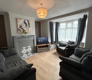 Frampton House | Family & Contractor 3-bed detached Home