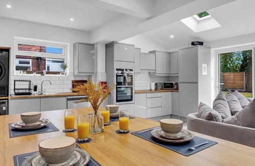 Chadderton House | Family lux home/6-car drv/pool table/projector/
