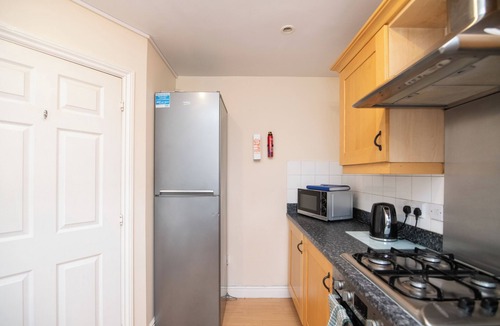 West Bromwich House | Fantastic 4 bed house with 3 bathrooms in pleasant location