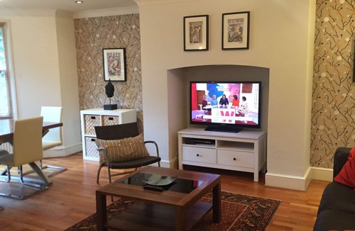 Kilburn Apartment | Fantastic Luxury London Apartment with Huge Garden in tree lined street nr Tube