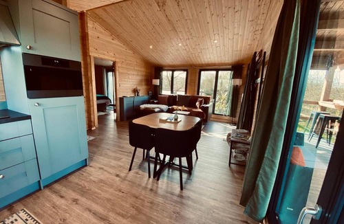 Arnold Cabin | Favourite Lodge with Hot Tub at Kingfisher Lakes | Panoramic Views | Sunny Deck!