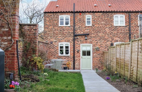 North Dalton House | FERN COTTAGE, pet friendly, with open fire in Great Driffield