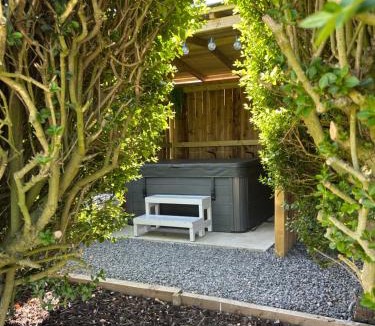 Saltburn-by-the-Sea Ski Chalet | Fernlea Luxury Shepherds Hut & Hot Tub